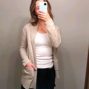 Cozy cream sweater with pockwts